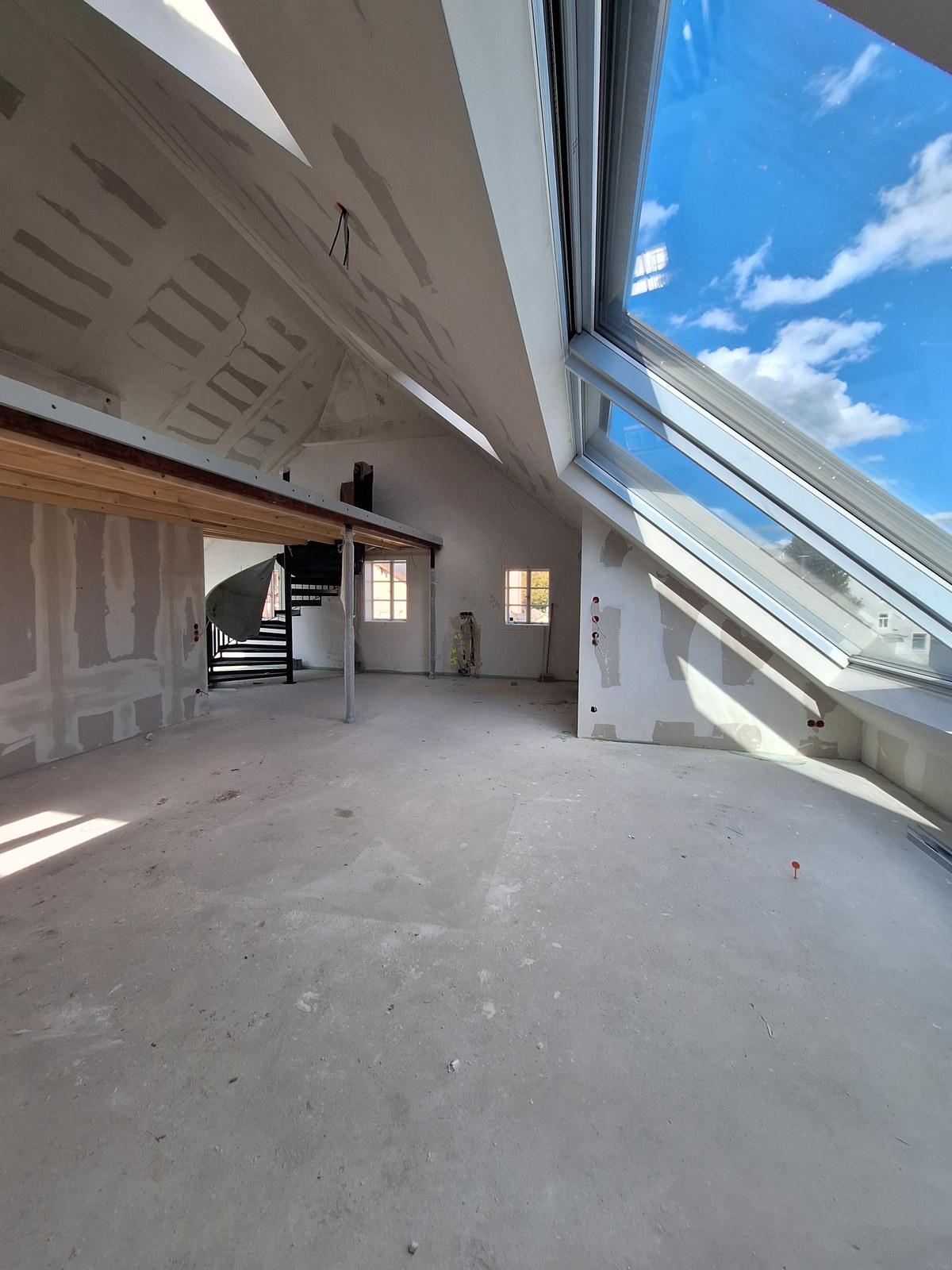 Dachgeschoss und Galerie der Maisonette Amadeus im Ausbau